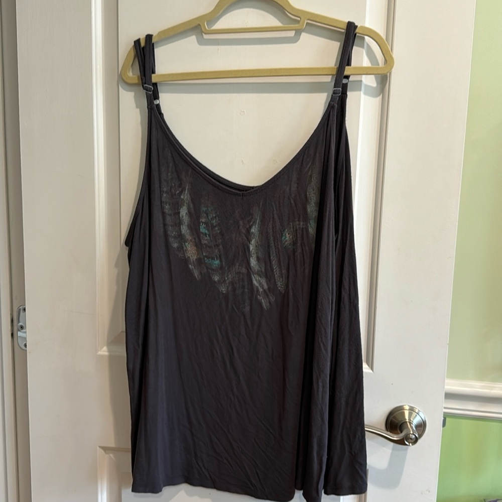 Torrid tank top shirt Sz 4 feather design adjustable straps plus size